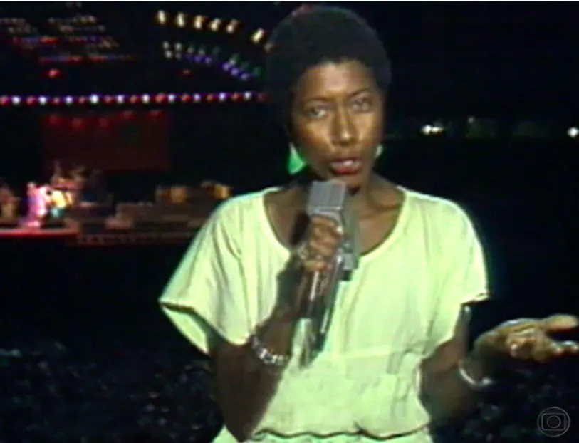 Glória Maria durante a cobertura do primeiro Rock in Rio, em 1985 — Foto: Reprodução/TV Globo