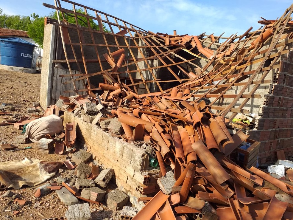 whatsapp-image-2021-02-01-at-16.24.04-1- Raio atinge casa e derruba telhado e paredes no interior do RN; idoso de 82 anos tem ferimentos leves