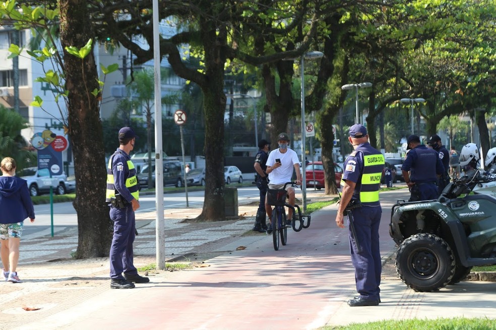 Guarda Civil Municipal aplicou mais de 60 multas no fim de semana &mdash; Foto: Divulga&ccedil;&atilde;o/Prefeitura de Santos