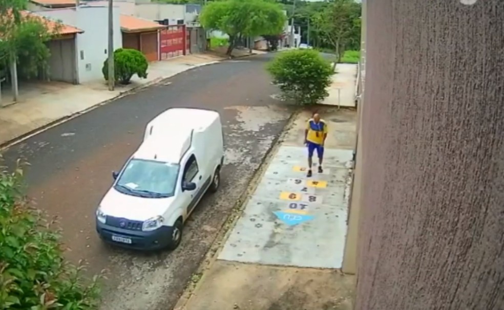 Carteiro é flagrado ao pular 'amarelinha' enquanto espera cliente em Piraju — Foto: Arquivo pessoal