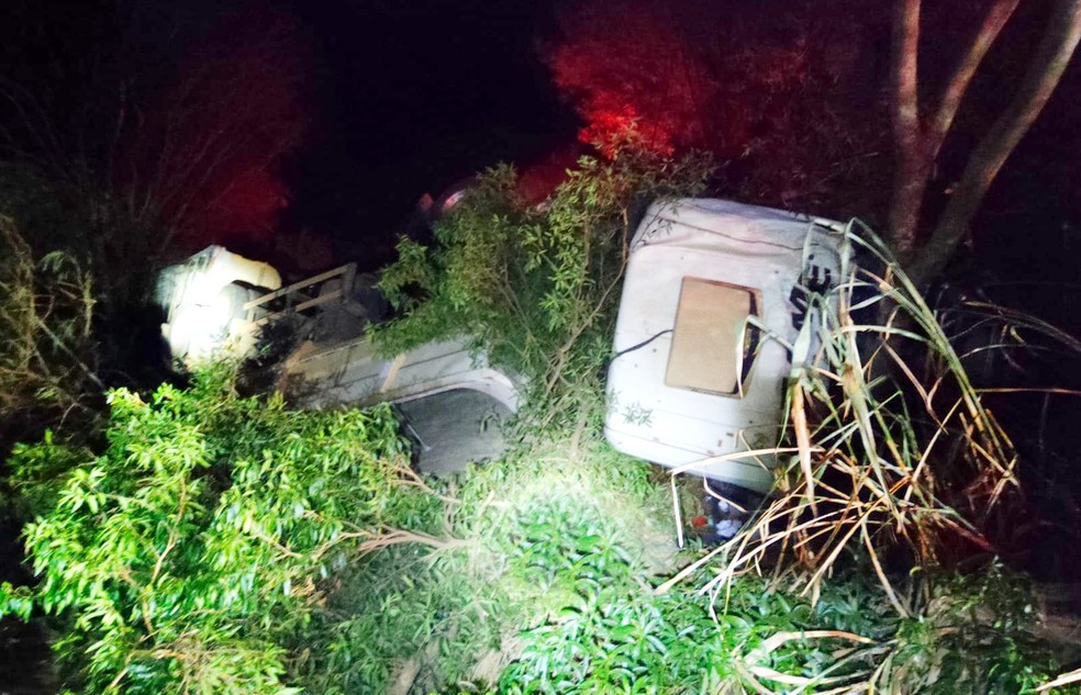 Carreta carregada de açúcar tomba durante a noite em rodovia de Itaju — Foto: Jornal Candeia/Divulgação