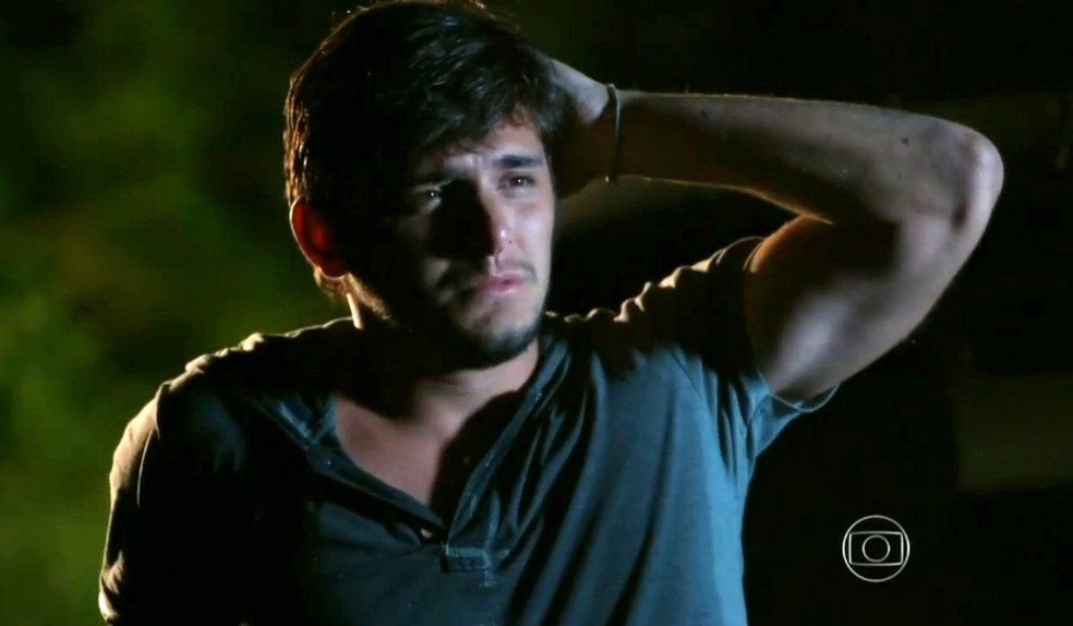 Juliano (Bruno Gissoni) é atacado por Natália (Daniela Escobar), em 'Flor do Caribe' — Foto: Globo