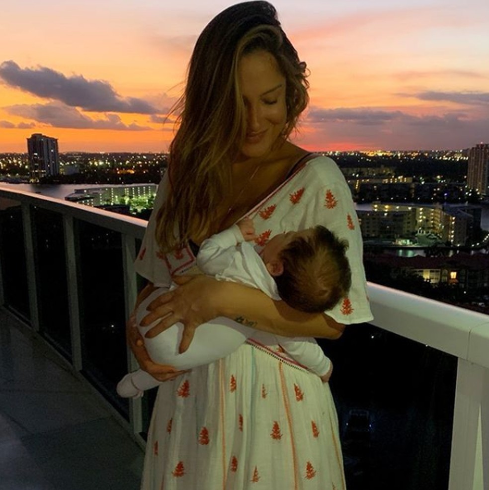Claudia Leitte com sua filha, Bela — Foto: Reprodução/Instagram