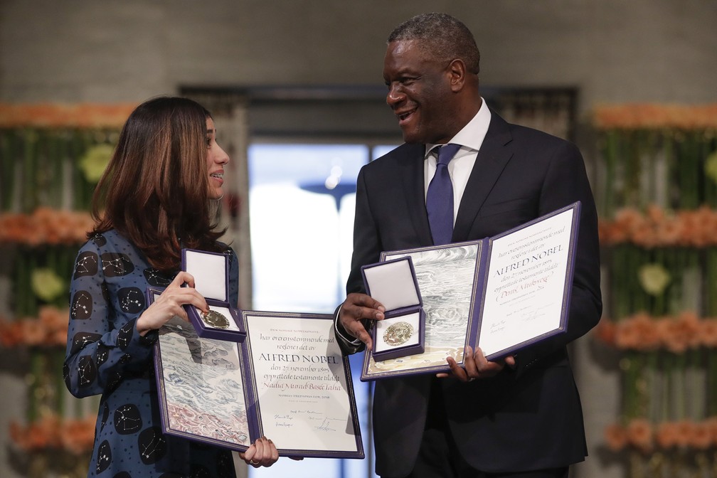 Os vencedores do prÃªmio Nobel da Paz, o mÃ©dico congolÃªs Denis Mukwege e a yazidi Nadia Murad, ex-escrava de extremistas, posam com suas medalhas de vencedores do Nobel da Paz 2018, em cerimÃ´nia em Oslo, na Noruega â€” Foto: Haakon Mosvold Larsen/NTB Scanpix via AP