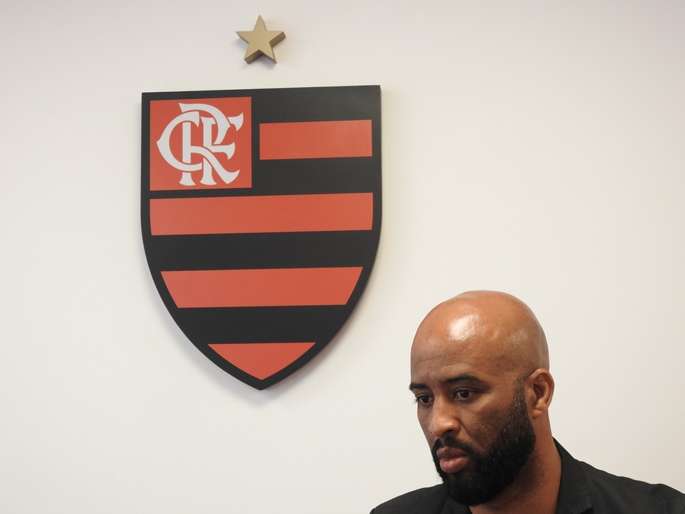 Fabinho Soldado não tira o Flamengo da cabeça nem quando está em casa — Foto: Fred Gomes