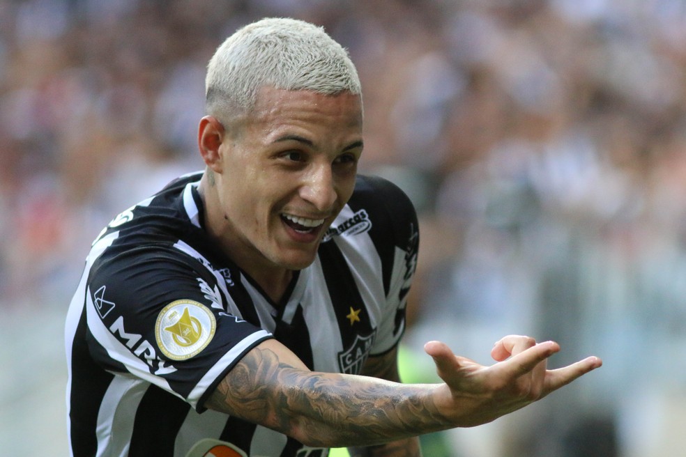 Disparando teias como o Homem-Aranha, Guilherme Arana comemora gol pelo Atlético-MG no classico — Foto: Fernando Moreno