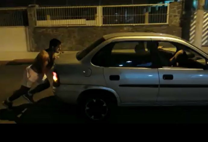 Nacif Elias empurrando carro (Foto: Reprodução Facebook)