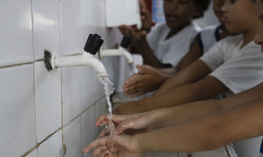 Crianças lavando as mãos na escola