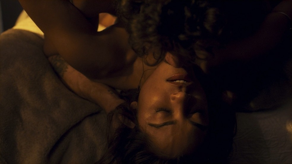 Brisa (Lucy Alves) e Ari (Chay Suede) transam em Travessia &mdash; Foto: TV Globo