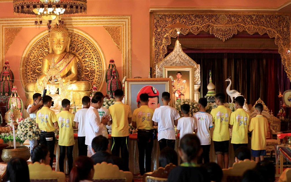 homenagem 1 - 'Javalis Selvagens' da Tailândia visitam templo para agradecer recuperação
