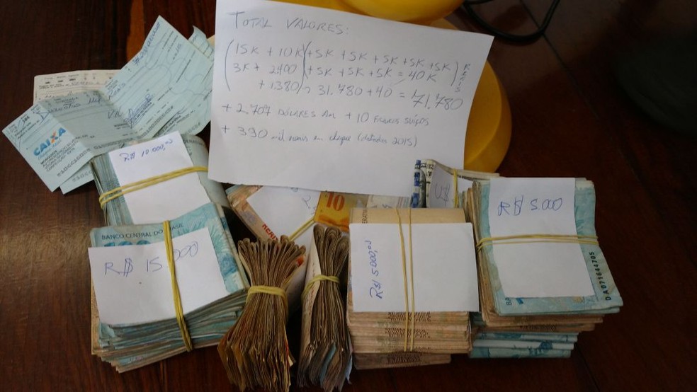 Dinheiro foi apreendido em casa de chefe de cartÃ³rio em VitÃ³ria da Conquista (Foto: DivulgaÃ§Ã£o/ PF)
