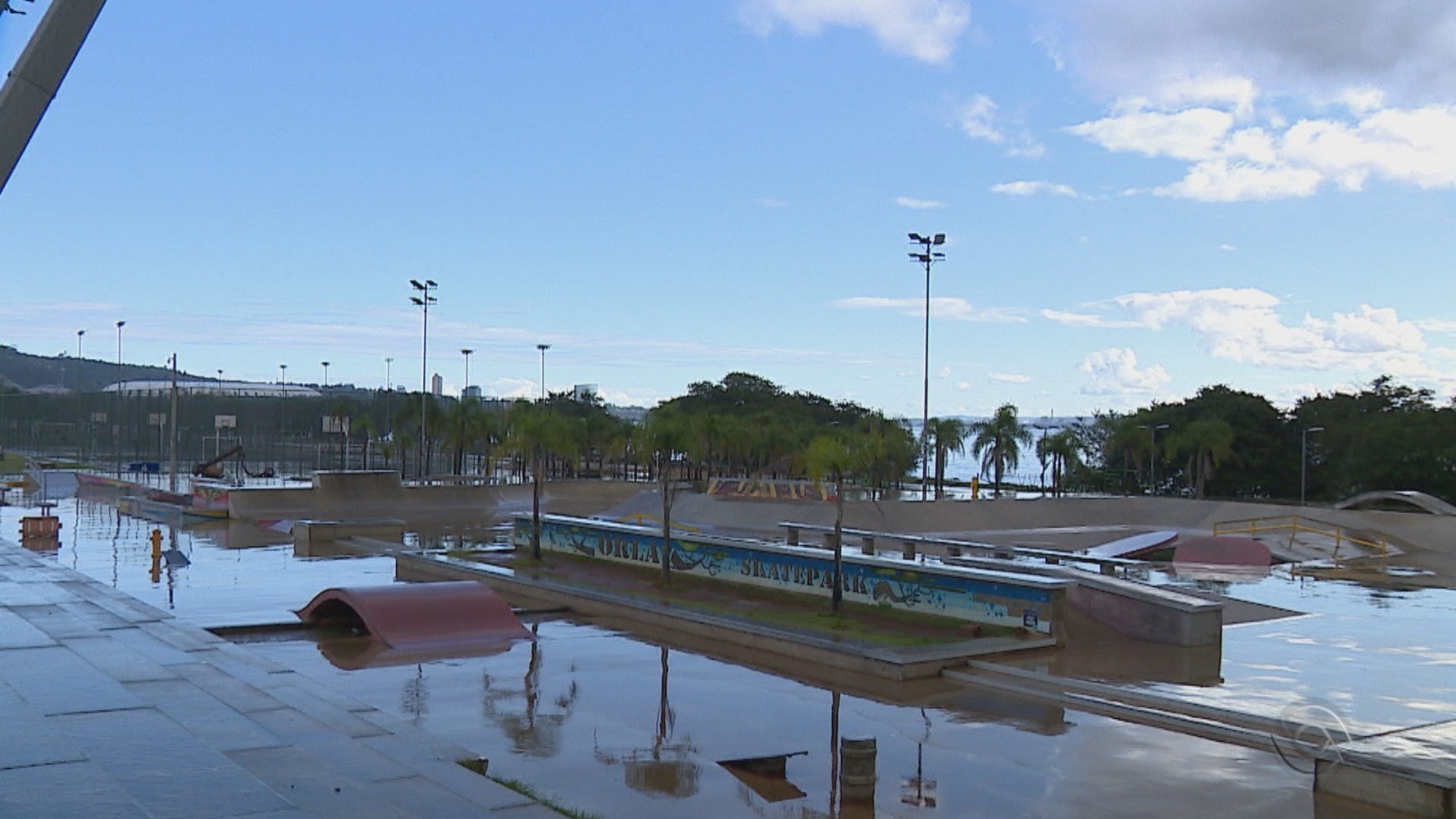 Desabrigados, restaurantes fechados e pista de skate alagada: Porto Alegre enfrenta efeitos da chuva 