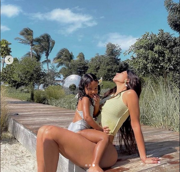 Kim Kardashian com a filha Chicago em sua viagem ao Caribe (Foto: Instagram)