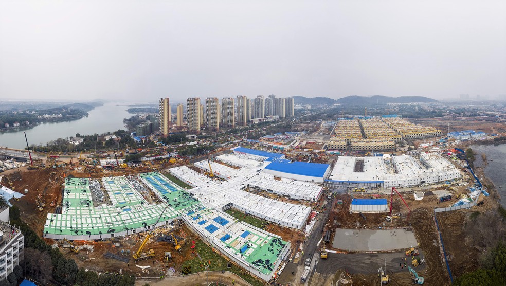 Hospital de Huoshenshan tem 25 mil metros quadrados e começou a ser construído no dia 23 de janeiro — Foto: Chinatopix/AP