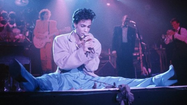 BBC: O músico Prince compensava a baixa estatura usando sapatos com salto alto (Foto: GETTY IMAGES VIA BBC)