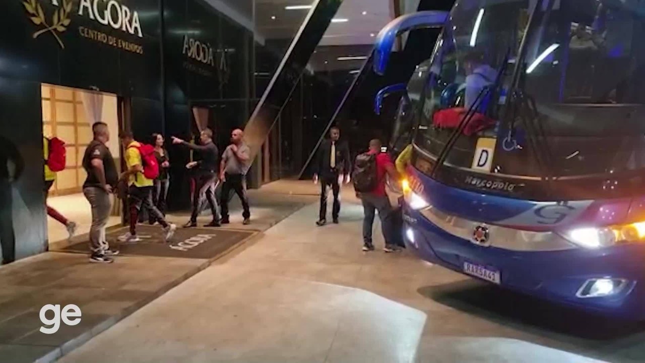 Torcedores fazem festa durante chegada do Flamengo em Cuiab&aacute;