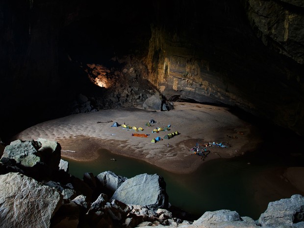 Barracas no interior de uma das câmaras da caverna (Foto: Ryan Deboodt/Divulgação/Oxalis)