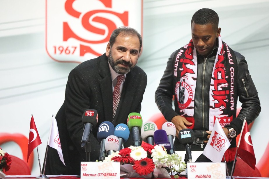 Robinho veste a 70 e assina até junho de 2019 com o Sivasspor, da Turquia