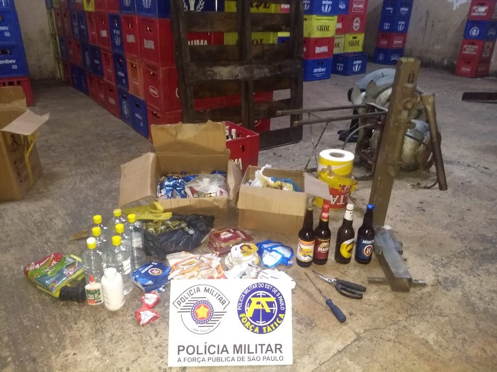 Trio foi preso em flagrante em um barracão na Vila São Luiz, em Ourinhos — Foto: Polícia Militar/Divulgação