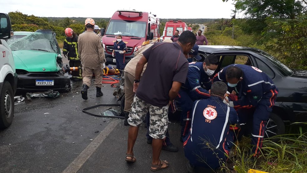 Carros batem de frente e cinco pessoas ficam feridas na BR-101 em Natal |  Rio Grande do Norte | G1