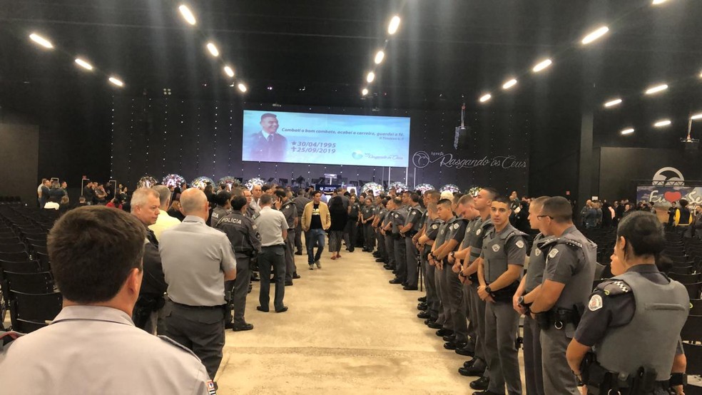 Velório do tenente foi realizado em uma igreja em Bauru  — Foto: Diogo Nolasco/ TV TEM 