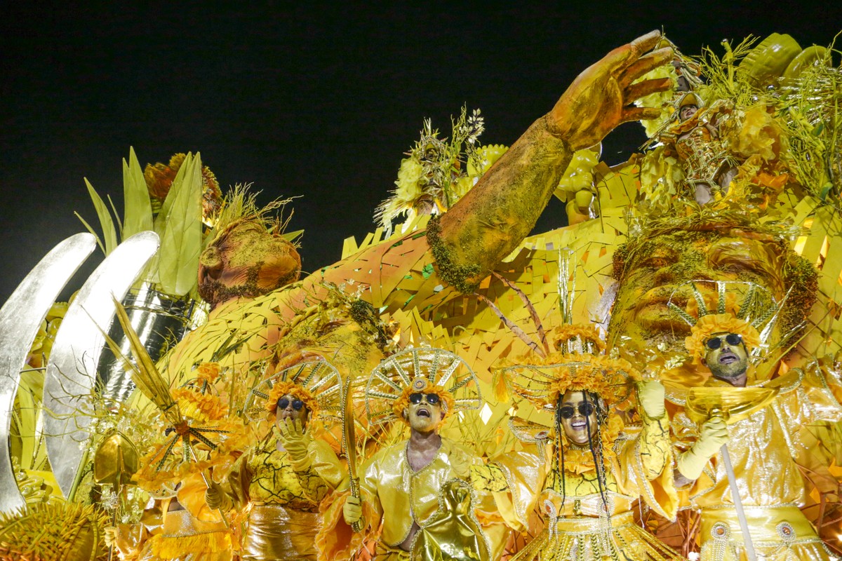 Escolas apostam em materiais 'diferent&otilde;es' e mais econ&ocirc;micos para seguir  fazendo bonito | Carnaval | O Globo