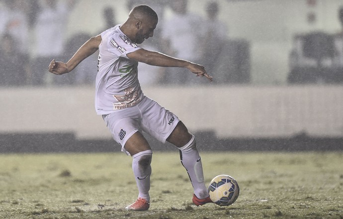 Nilson, do Santos, perde gol sem goleiro (Foto: Ricardo Saibun / Estadão Conteúdo)