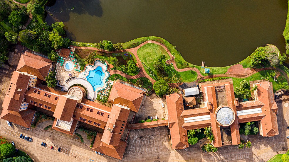 Paisagismo assinado por Burle Marx abraa as instalaoes do hotel, construdas pelo arquiteto Luiz Signorelli — Foto: Gabriel Boieras / Divulgao