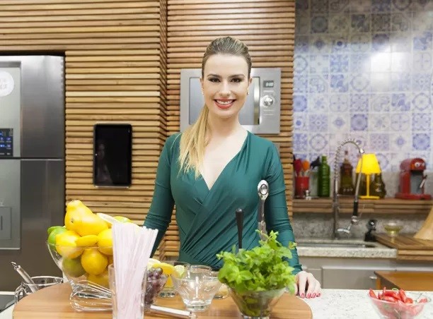 Fermanda Keulla, campeã do BBB13, à frente do programa culinário Pratos &  Panelas (Foto: TV Globo Minas)