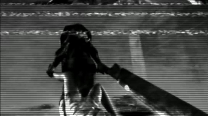 No Pachinko de Silent Hill é possível ver uma figura que parece Pyramid Head arrastando uma enfermeira (Foto: Reprodução/YouTube)