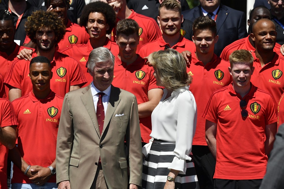 Jogadores são recebidos pelo Rei e a Rainha da Bélgica (Foto: ERIC LALMAND / BELGA MAG / BELGA)