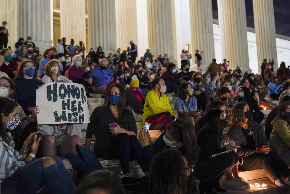 Centenas se reúnem em frente à sede da Suprema Corte dos EUA após a morte da juíza Ruth Bader Ginsburg  — Foto: Alex Brandon/AP