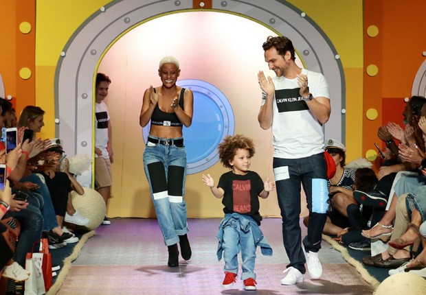 Aline Wirley e Igor Rickli desfilam com o filho, Antonio (Foto: Manuela Scarpa/Brazil News)