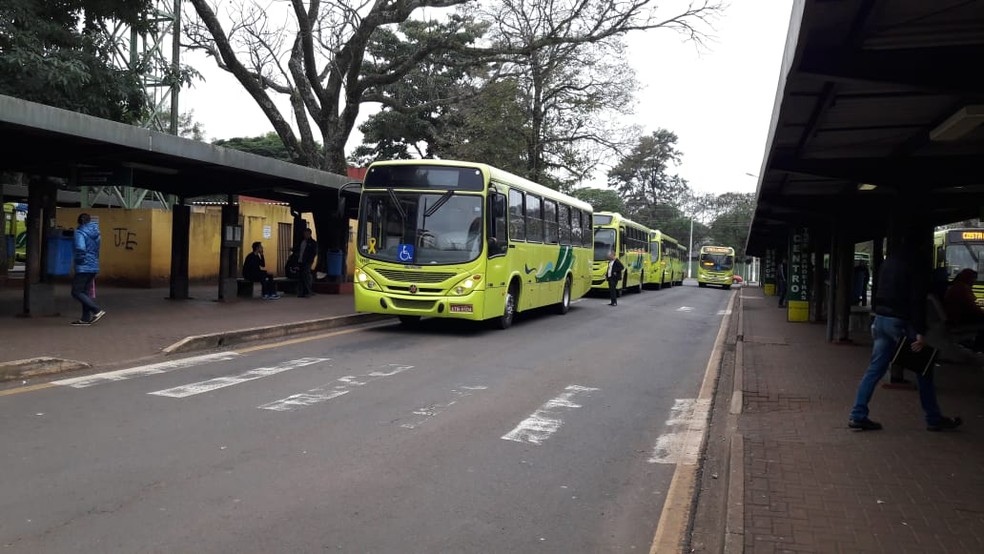 Ônibus de uma empresa que compõe o consórcio municipal do transporte público de Foz ficarão parados durante paralisação dos trabalhadores — Foto: Raphaela Potter/Foz
