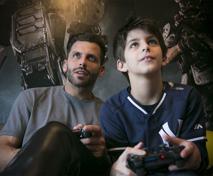 Os meninos da casam duelam também no video game (Foto: Raphael Dias/Gshow)