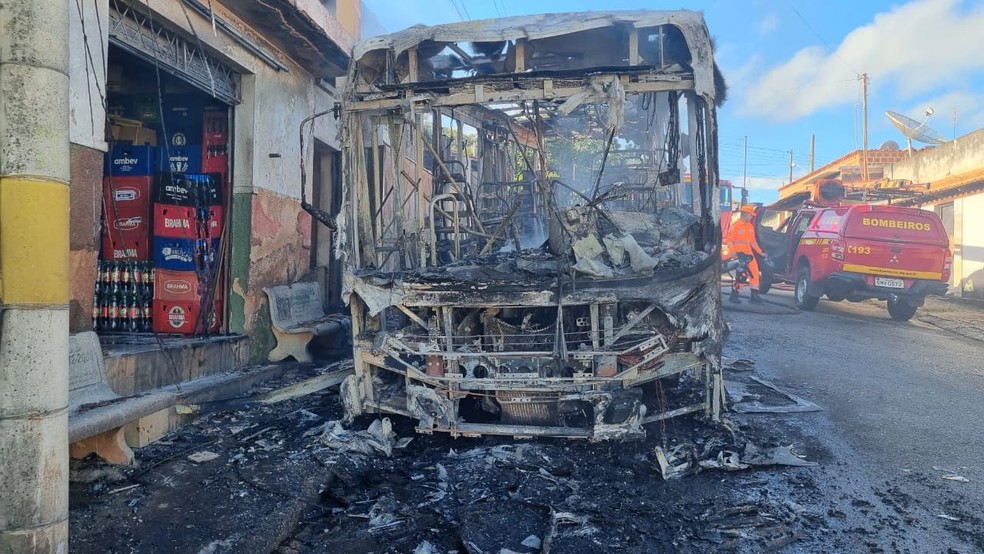 Fogo alastrou para uma casa e um comércio em Itaúna — Foto: Corpo de Bombeiros/Divulgação