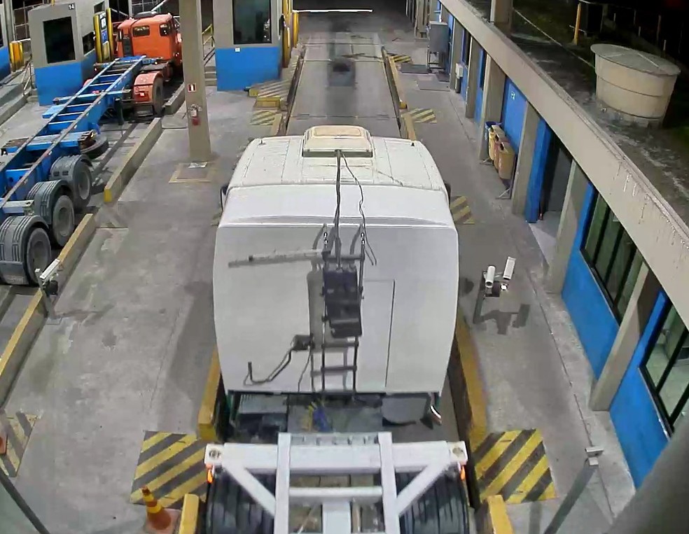 Caminhão é registrado com boleia adulterada acessando terminal na margem esquerda do Porto de Santos, SP — Foto: G1 Santos