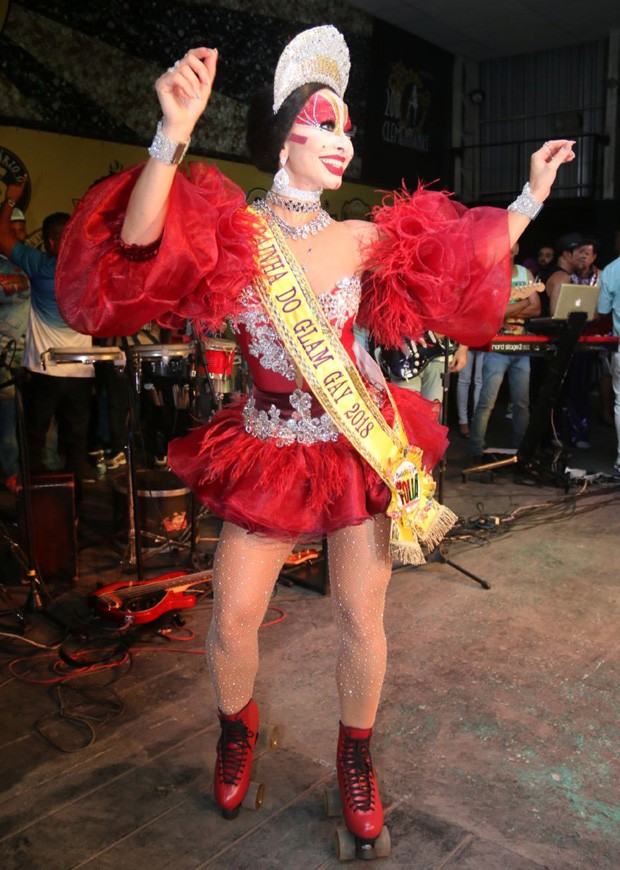 Sabrina Sato como Isabelita dos Patins é coroada rainha de baile gay (Foto: Daniel Pinheiro/AgNews)