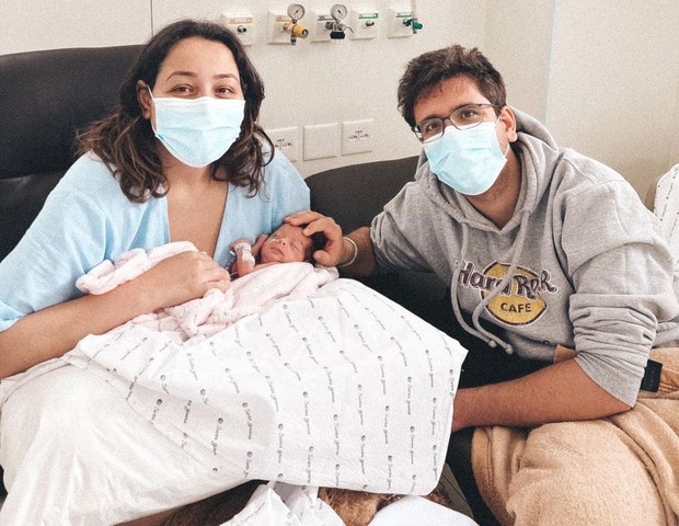 Camila Monteiro e Carlos Henrique Rebolo com a filha Aurora (Foto: Reprodução/Instagram)
