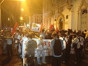 Manifestantes se reúnem em caminhada na Praça da Piedade, contra a Copa no Brasil. (Foto: Maiana Belo / G1 Bahia)