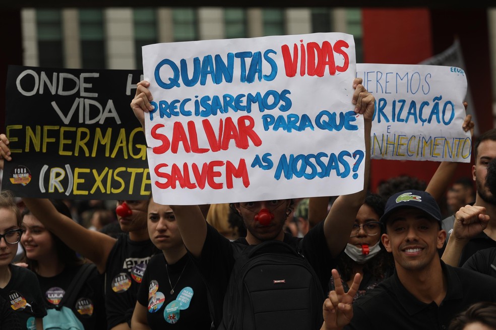 Profissionais de saúde protestam na Avenida Paulista, em SP, por piso salarial — Foto: Renato S. Cerqueira/Futura Press/Estadão Conteúdo