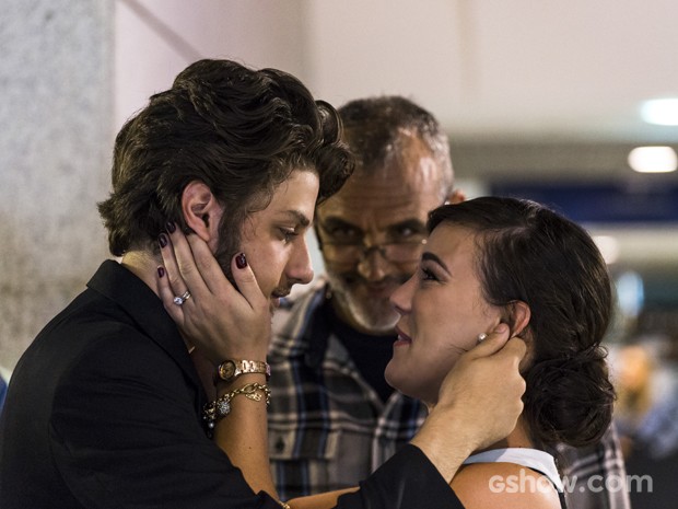 Diretor Rogério Gomes ensaia com Chay Suede e Adriana Birolli (Foto: Paulo Belote/TV Globo)