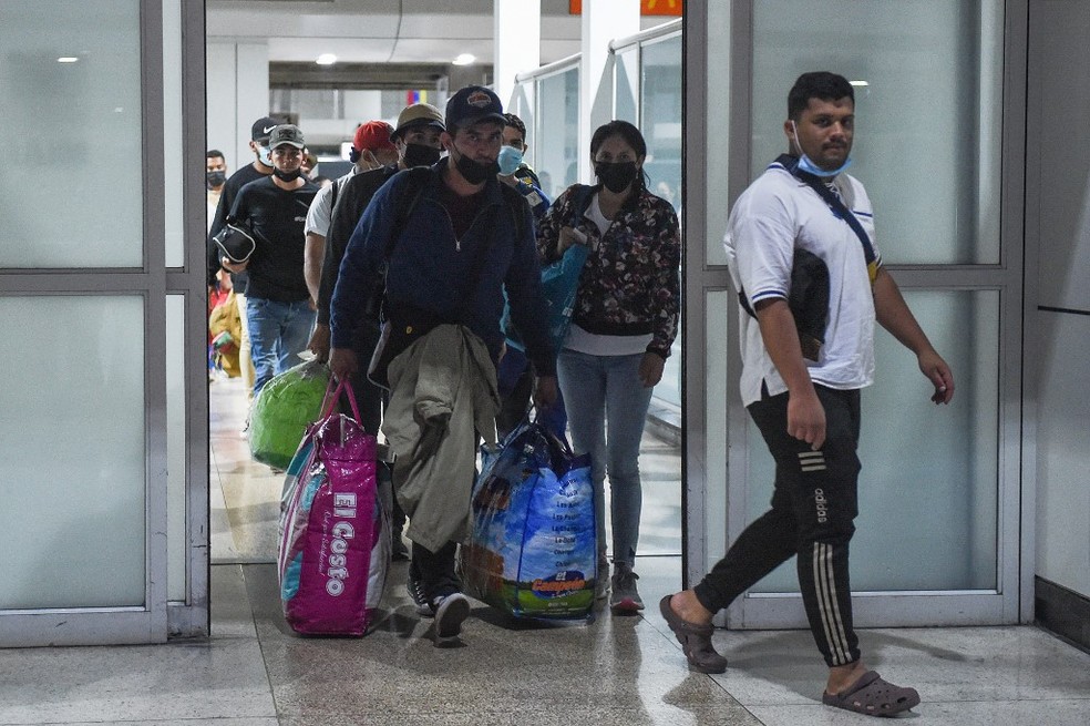 Migrantes venezuelanos retornam para Caracas após não conseguir entrar nos EUA — Foto: Miguel Zambrano/AFP