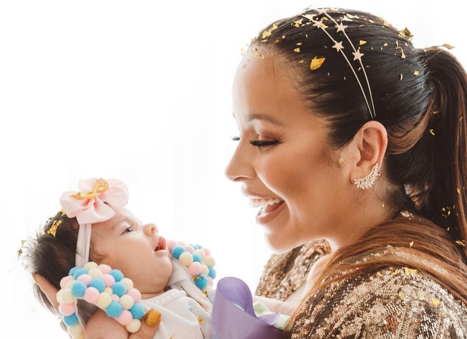 Renata Dominguez exibe a filha rindo