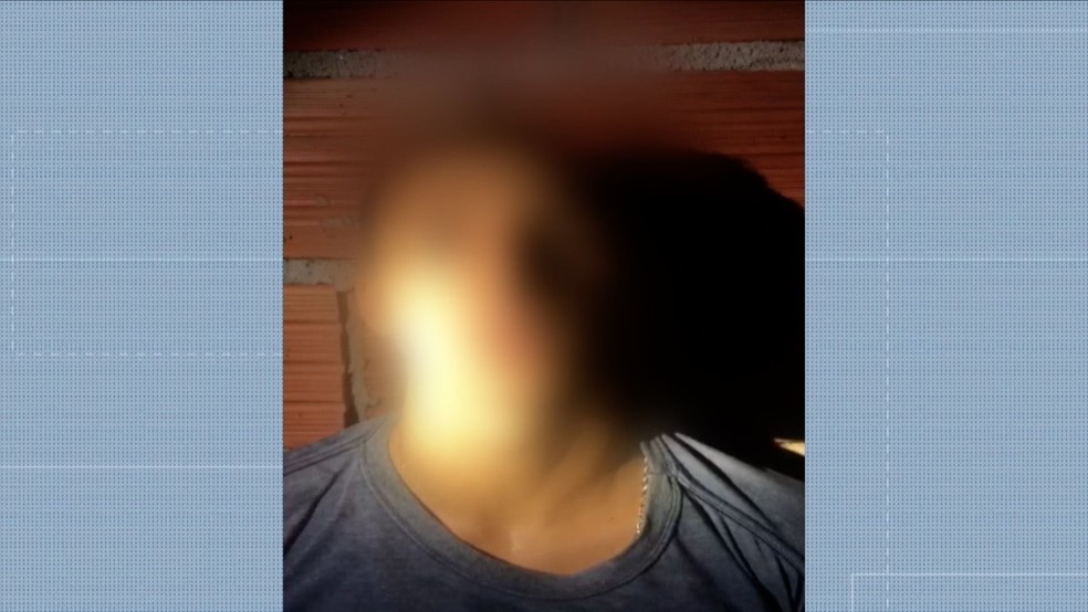 Vídeo mostra momento em que suspeito autoriza entrada de policiais na casa — Foto: Reprodução