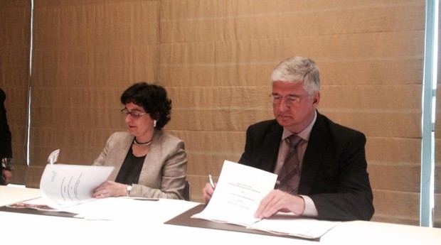 Arancha González, diretora executiva do ITC, e David Barioni Neto, presidente da Apex Brasil, assinam o acordo de parceria estratégica (Foto: Fabiana Pires)