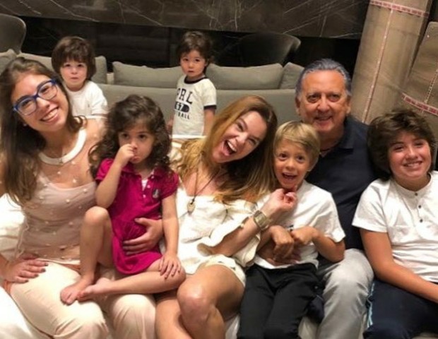 Galvão Bueno com sua mulher, Desirée, e seis dos sete netos (Foto: Instagram)