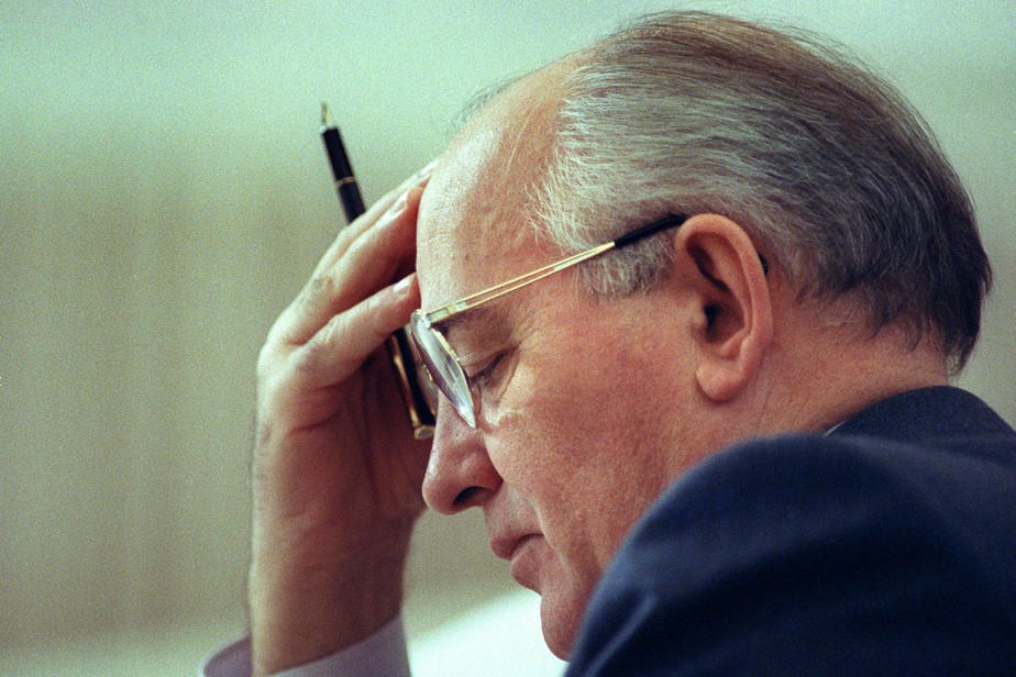 Gorbachev brigou por reformas econômicas, na 'perestroika' (reestruturação), e políticas, na 'glasnost' (transparência)