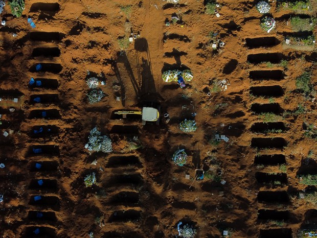 Maio de 2020, Brasil, São Paulo: cemitério Vila Formosa no meio da pandemia da Covid-19  (Foto: Alexandre Schneider/Getty Images)