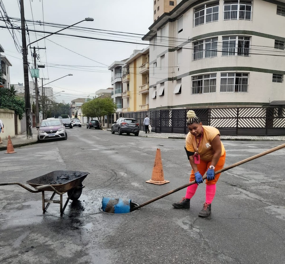 O colchonete foi encontrado na manhã de sexta-feira (12) bloqueando um bueiro de Santos, no litoral de SP. — Foto: Divulgação/ Prefeitura Municipal de Santos